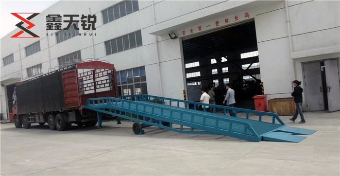 盘锦移动式登车桥